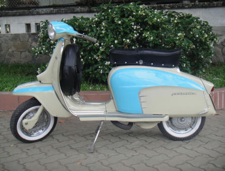Lambretta LIS 150cc in Dark Ivory/Ribbon Blue