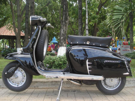 Lambretta LIS 150 in Pure Black