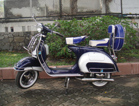 Vespa VBB 150 in Steel Blue/White